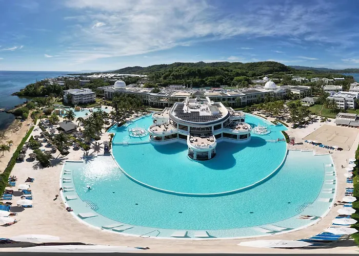 The Signature Level At Grand Palladium Lady Hamilton Resort & Spa